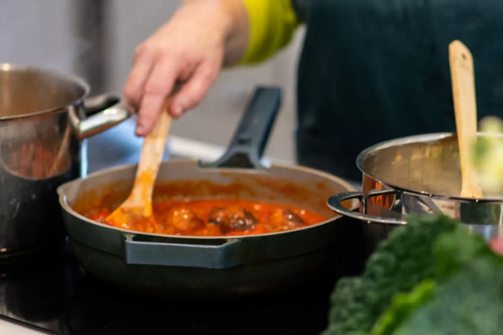 Stirring pots on the hob